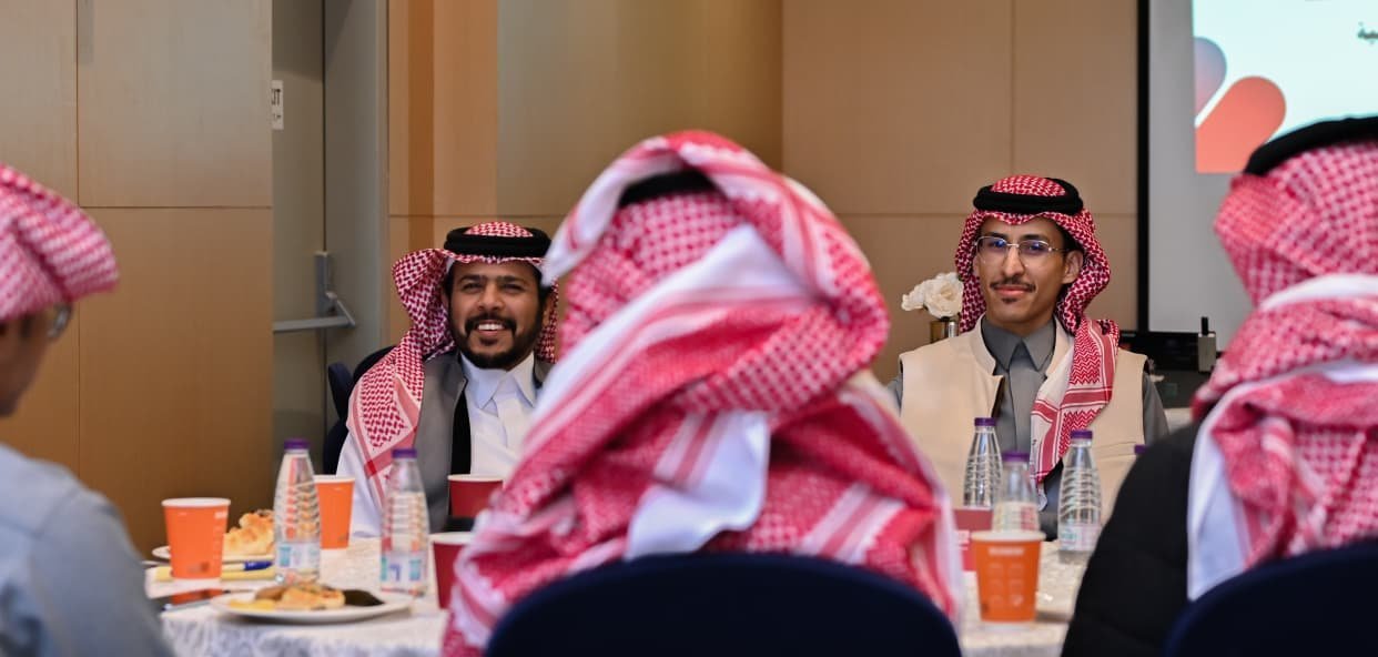 لقاء فريق العمل في معهد كفاءات الأعمال